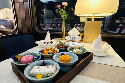 How to Buy Tickets for the Chengdu Panda Special Train  Deposit 20,000 RMB to Lock Seats and Refund Change Policy Explained